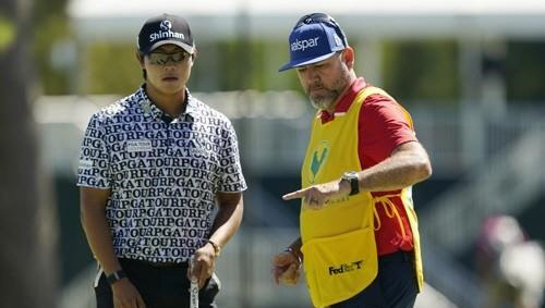 캐디와 그린을 살피는 김성현.<AP=연합뉴스>